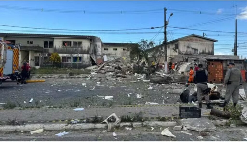Prédio desaba após explosão em Maceió; há três mortos