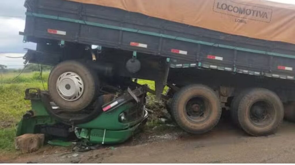 Cabine de caminhão é esmagada pela carga que carregava; motorista sobrevive