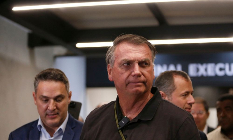 ‘Nunca debati golpe com ninguém’, diz Bolsonaro