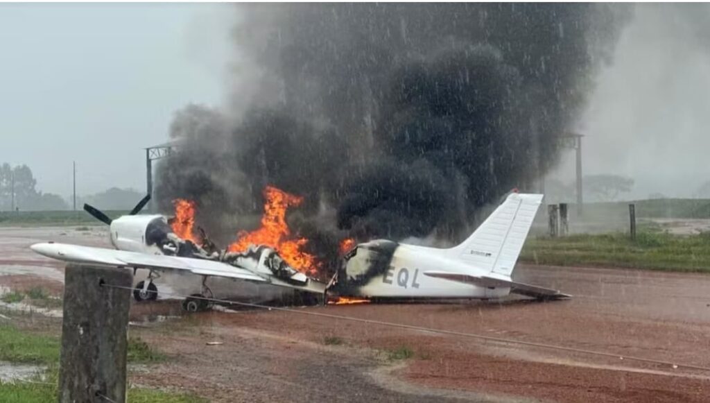 No MT, Avião sem autorização para voo faz pouso forçado e é incendiado em fazenda