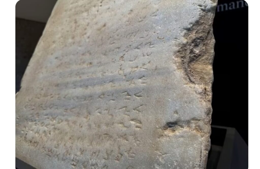 Tábua ‘mais antiga do mundo’ gravada com os Dez Mandamentos é leiloada por R$ 30,8 milhões em Nova York