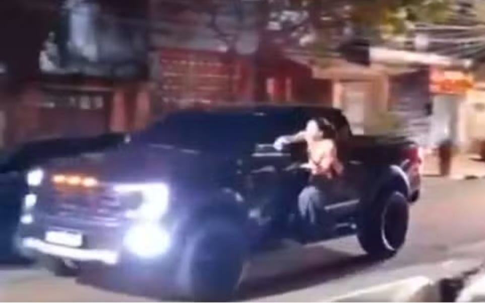 Empresário acelera carro com esposa pendurada na porta após ela flagrar traição em Belém