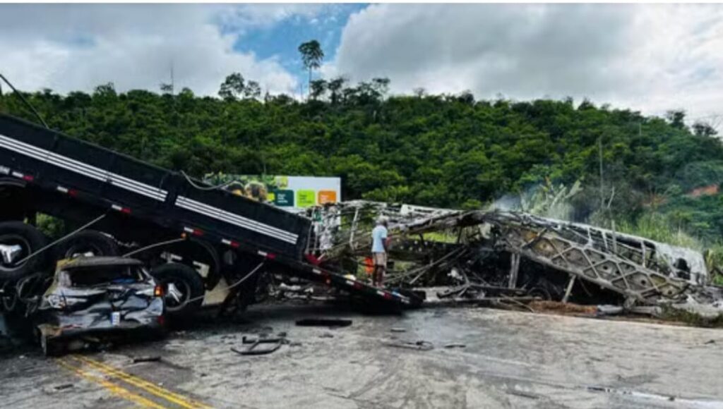 Acidente entre ônibus, carreta e carro deixa 22 mortos em MG