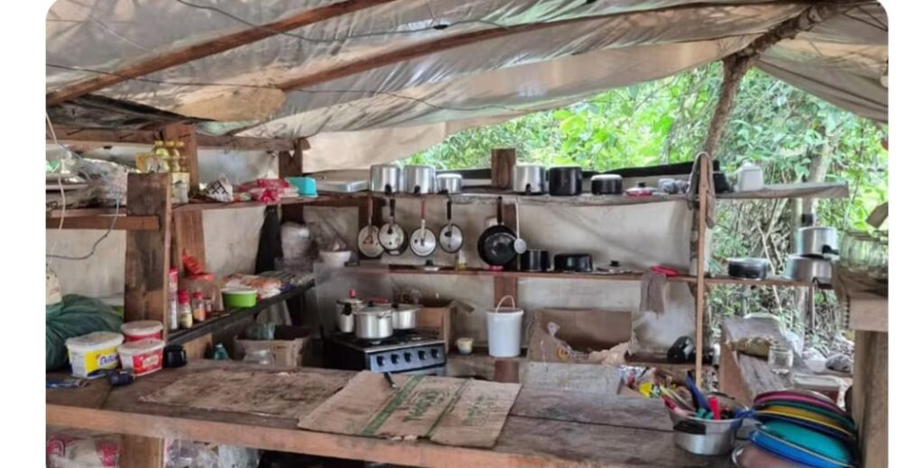 Força-tarefa resgata trabalhadores em barracão improvisado, sem banheiro e água potável em São Félix do Xingu
