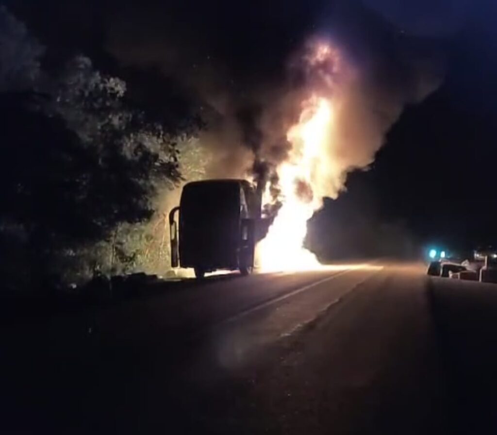 Ônibus da Ivanilde Turismo de Redenção pega fogo no TO