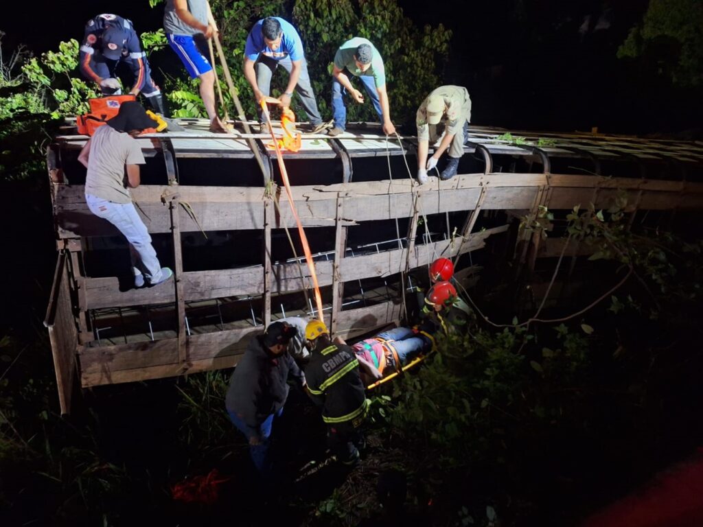 Carreta boiadeira cai de ponte, na PA-279, próximo a São Félix do Xingu