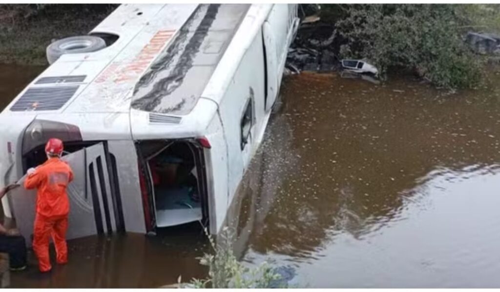 No TO, Ônibus cai de ponte e deixa mortos e feridos na BR-153