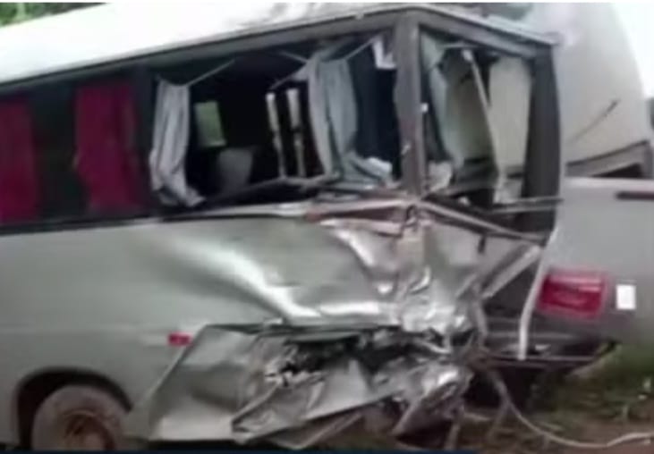 Ônibus colide com veículo escolar e deixa feridos em Canaã dos Carajás