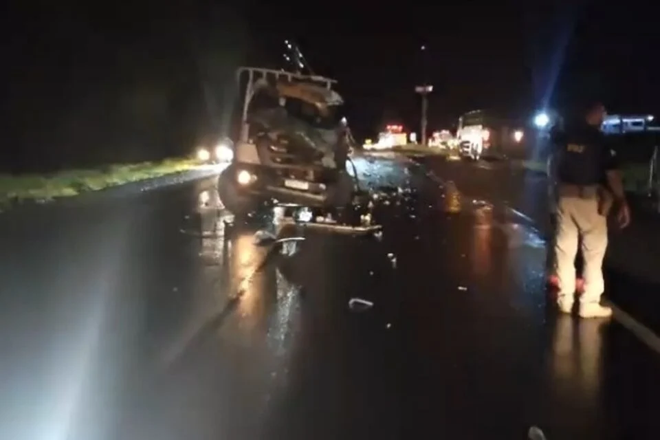 GO: Motoristas morrem após caminhão e ônibus baterem de frente na BR-153