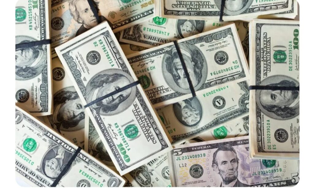 Dólar dispara quase 3% e fecha a R$ 6,26, maior cotação da história