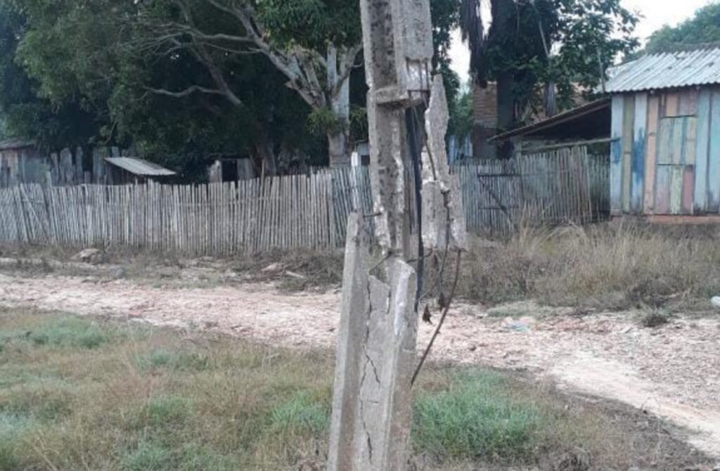 Postes quebrados, com risco de queda, preocupam moradores da Ladeira Vermelha, em São Félix do Xingu