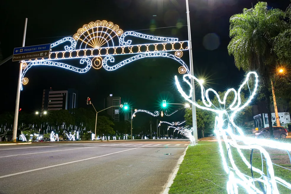 Após prefeita culpar ‘São Pedro’ pelo atraso, decoração de Natal de Palmas começa a ser montada