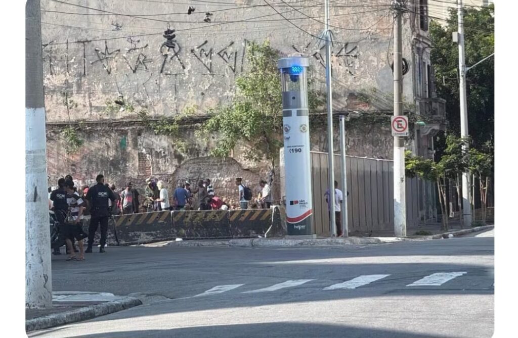 Prefeitura de SP constrói muro de 40 metros de extensão e confina Cracolândia