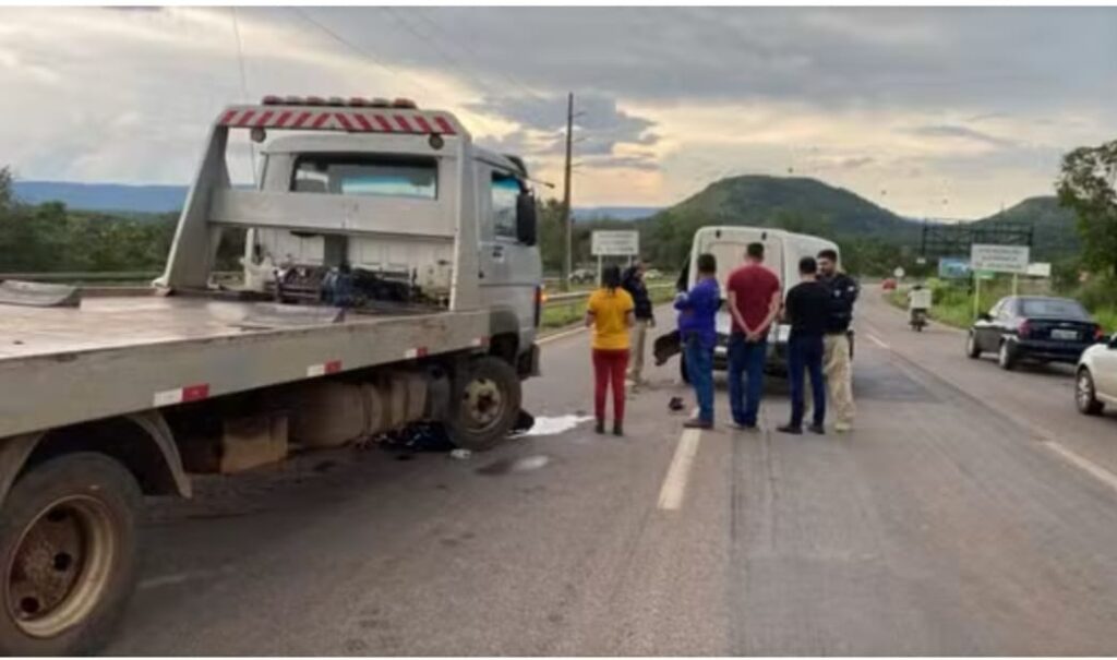 Acidente envolve quatro veículos e deixa motociclista morto no TO