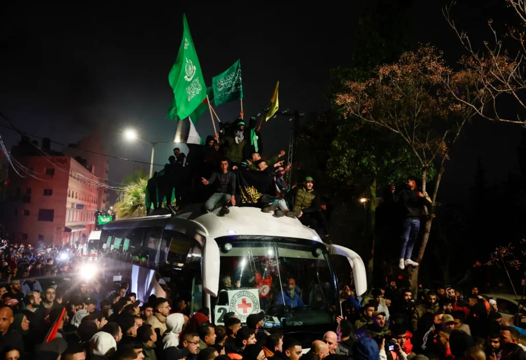 Israel solta 90 prisioneiros palestinos como parte do acordo de cessar-fogo com o grupo terrorista Hamas