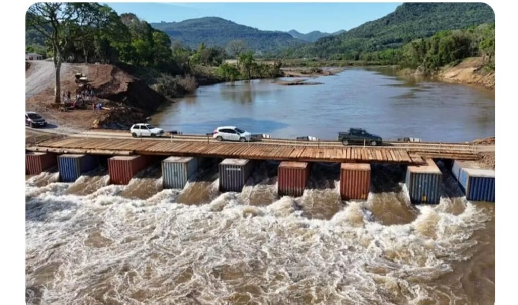 Ponte provisória construída após enchente é levada por correnteza de rio no RS