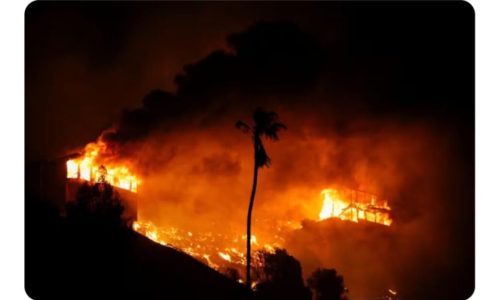 Fogo avança em Los Angeles, e polícia emite ordem de retirada em área perto da Calçada da Fama