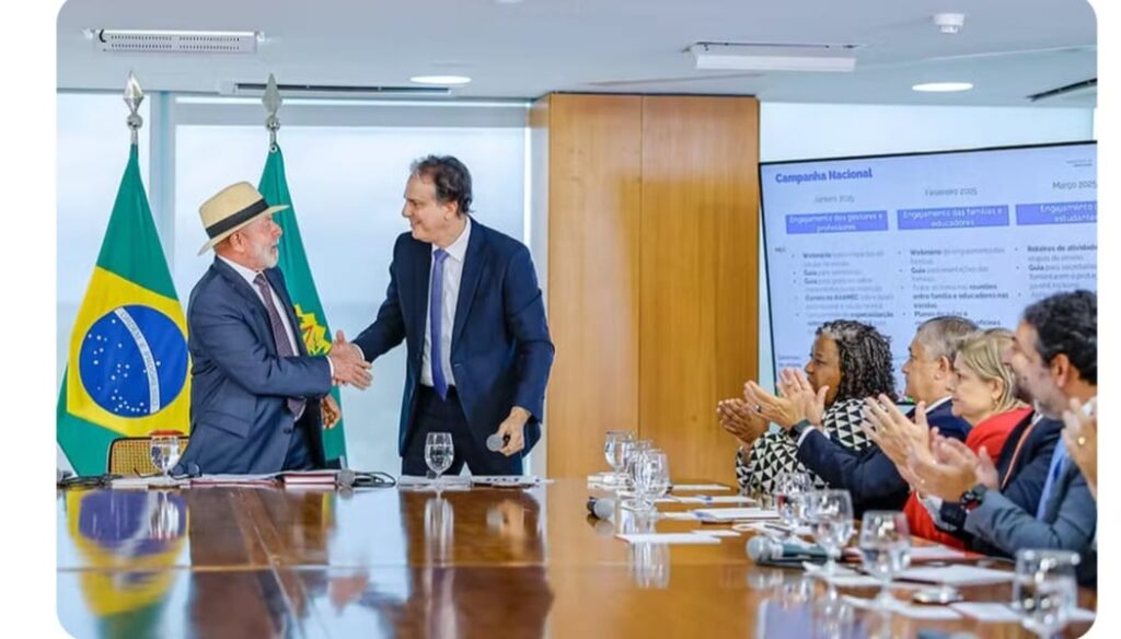 Lula sanciona projeto que limita uso de celulares nas escolas