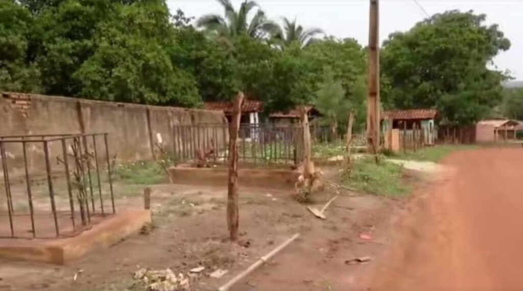 Moradores enterram falecidos nas ruas por falta de espaço no cemitério