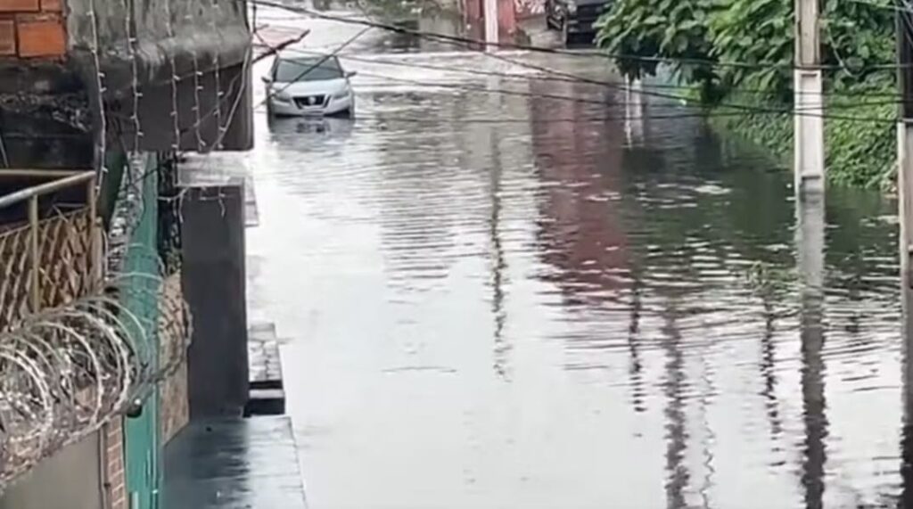 Forte chuva alaga ruas e avenidas na Grande Belém
