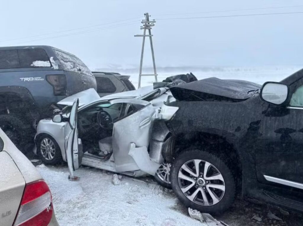 Engavetamento gigantesco envolvendo cerca de 95 carros no Cazaquistão