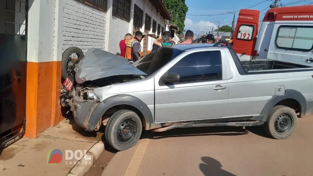 Mototaxista é atropelado e tem moto esmagada contra muro em Marabá
