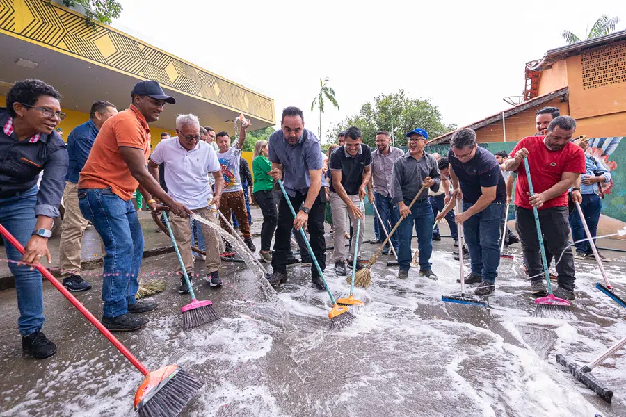 Prefeito de Parauapebas lava prefeitura com água, sabão e sal grosso