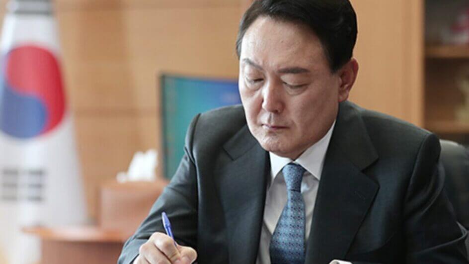 Presidente afastado da Coreia do Sul deve ficar em cela solitária na prisão