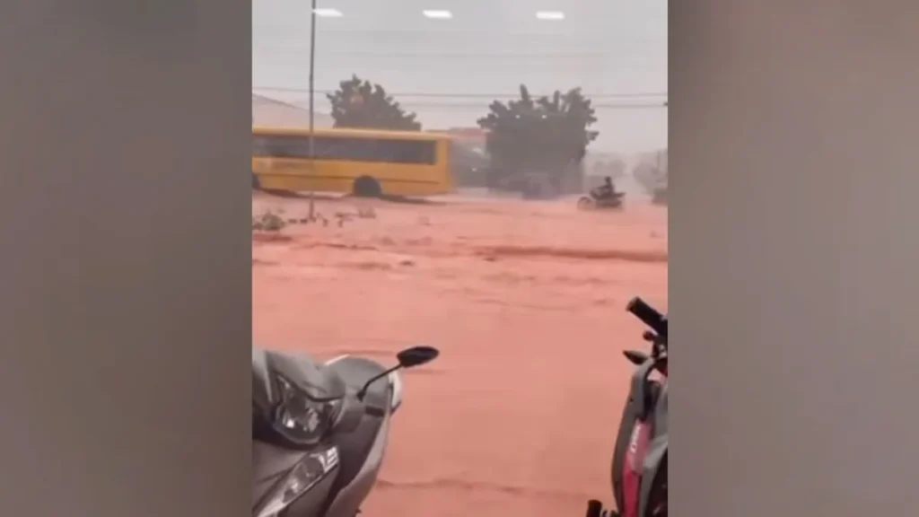 Chuva forte causa alagamento em Xinguara