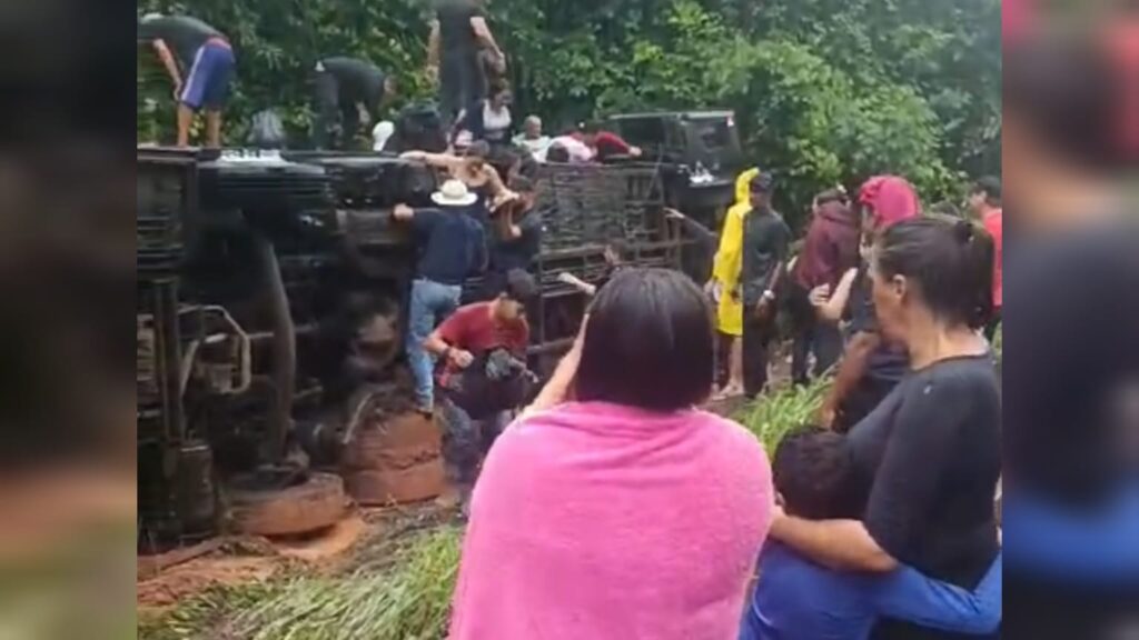 Ônibus com passageiros de Marabá tomba na BR-153, em São Geraldo do Araguaia