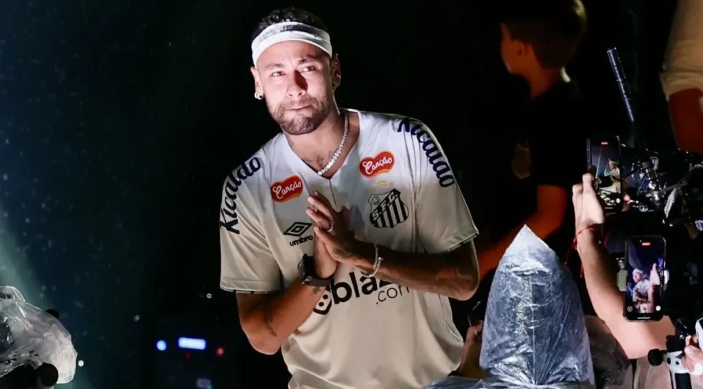 Com a camisa 10, Neymar é apresentado na Vila Belmiro