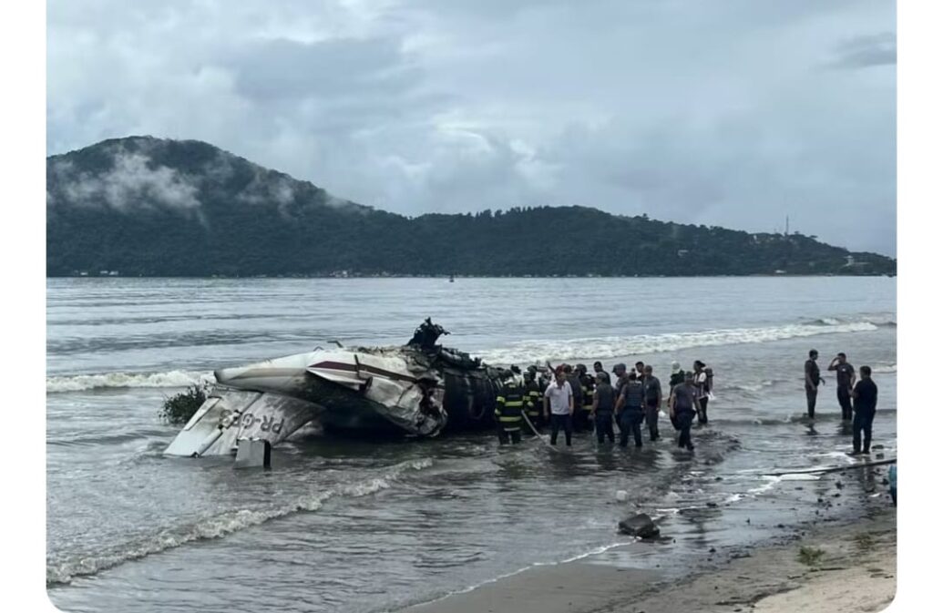 Jatinho ultrapassa a pista do aeroporto de Ubatuba, vai parar na praia e explode; piloto morreu