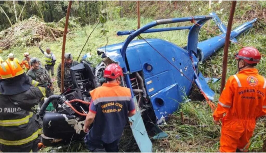 Helicóptero cai na Grande SP e deixa 2 mortos; piloto e criança sobrevivem