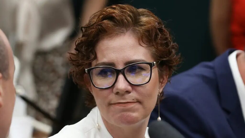 Carla Zambelli tem mandato cassado pelo TRE de SP e fica inelegível