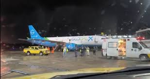 Avião da FAB com brasileiros deportados dos EUA chega a BH