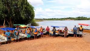 Barcos começam a fazer travessia gratuita de pessoas entre municípios do Tocantins e do Maranhão após queda de ponte