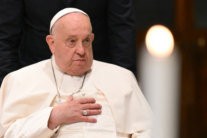 Papa Francisco continua em estado crítico, diz Vaticano