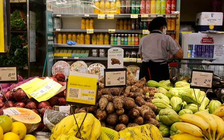 Banco Central diz que comida seguirá cara e prevê novo estouro da meta de inflação