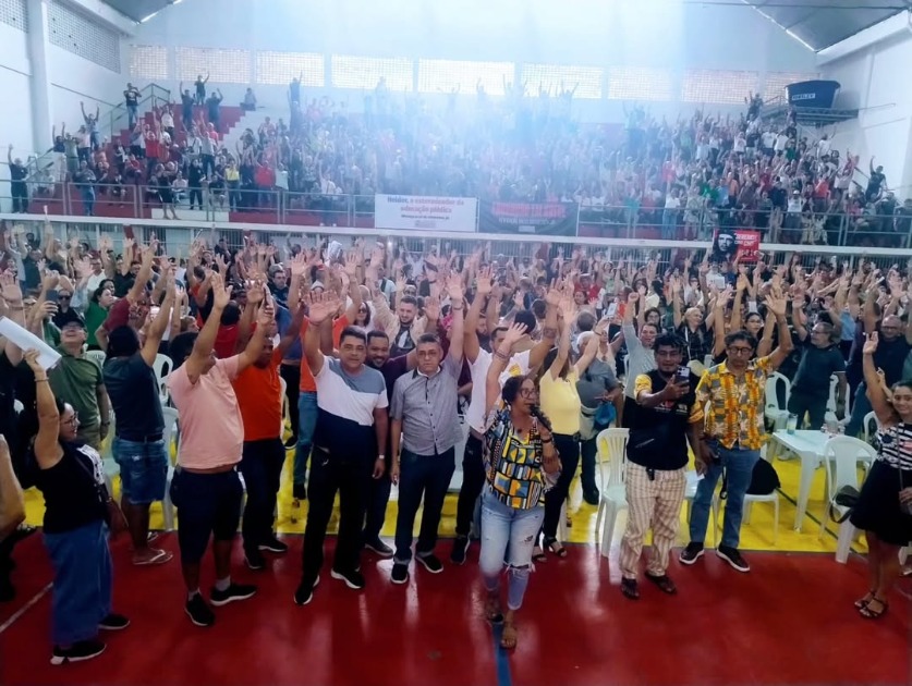 Professores suspendem greve no Pará após governador assinar compromisso de revogar a lei que altera educação