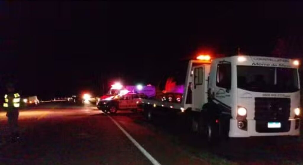 Três pessoas morrem em acidente entre carro e moto em rodovia de MT; veículos pegaram fogo