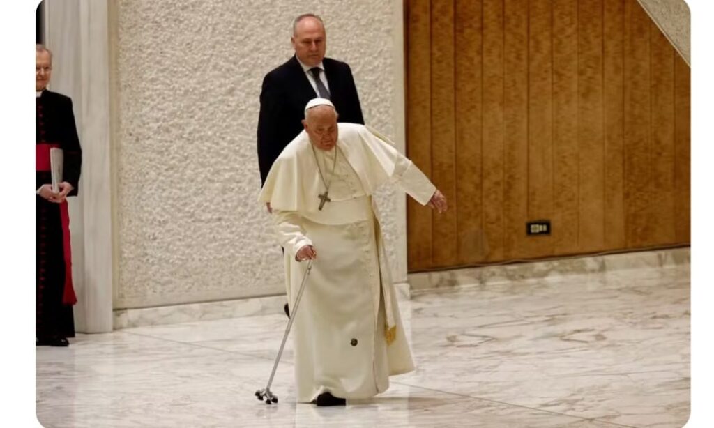 Papa está com infecção polimicrobiana; Vaticano diz que situação clínica é complexa