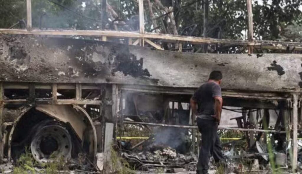 Acidente entre ônibus e caminhão deixa 41 mortos no México