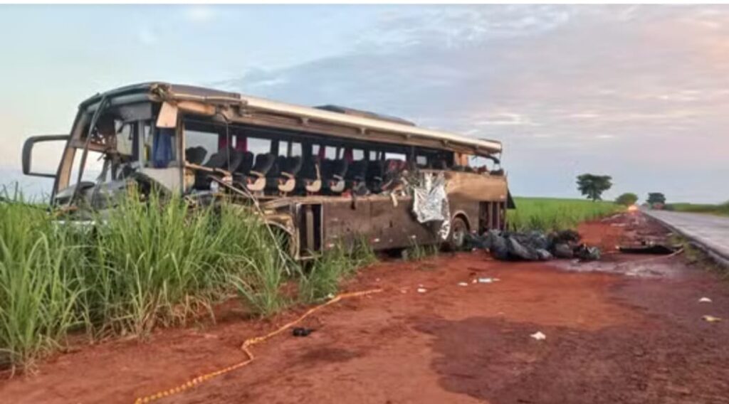 Acidente com ônibus de universitários deixa 12 mortos no interior de SP