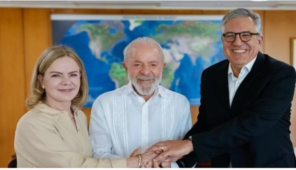 Lula define Gleisi Hoffmann como substituta de Padilha na articulação política