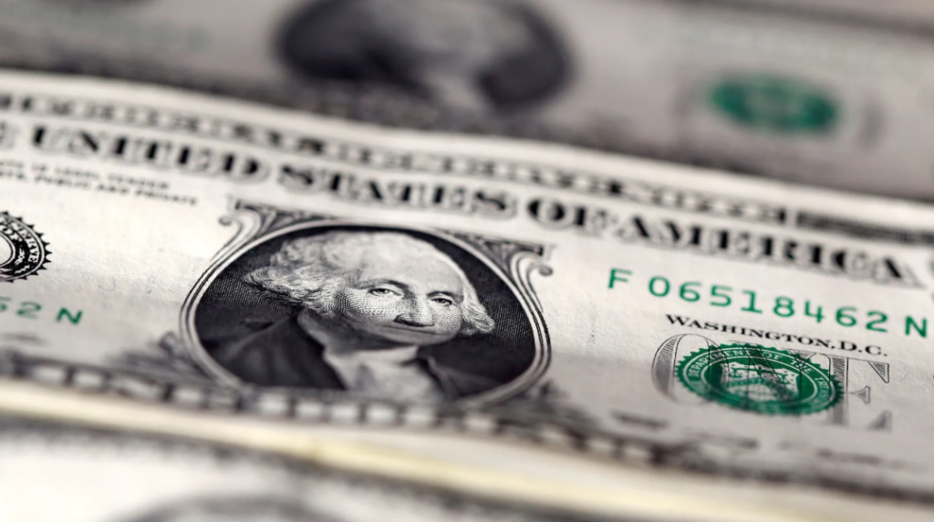 Dólar inicia pregão em alta com atenção voltada a dados econômicos