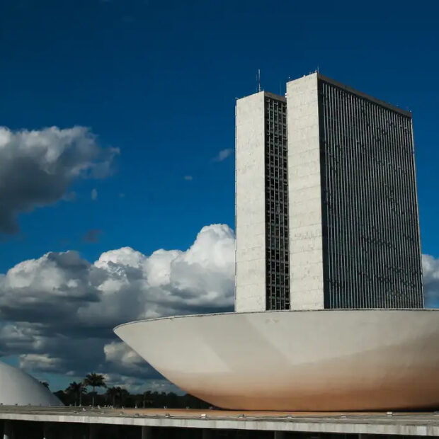 Deputados e senadores ‘reinam sozinhos’ com emendas a cidades de prefeitos aliados