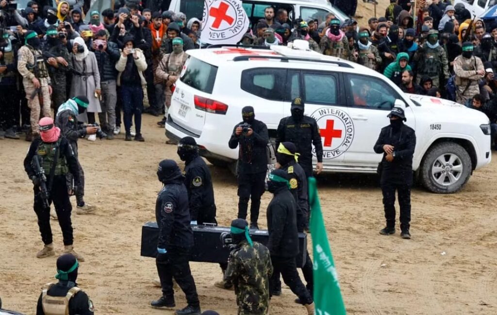 Hamas entrega a Israel corpos de bebê, criança, mãe e idoso em caixões pretos