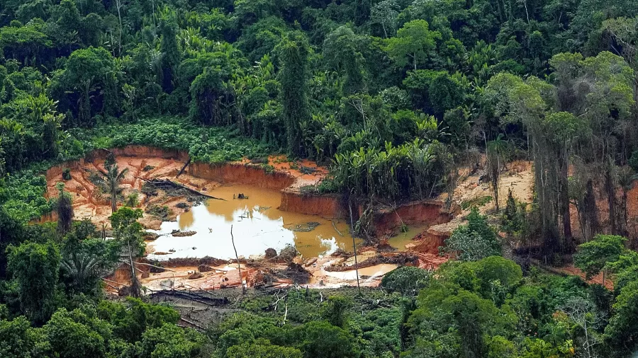 Garimpo ilegal avança e supera área de mineração industrial no Brasil