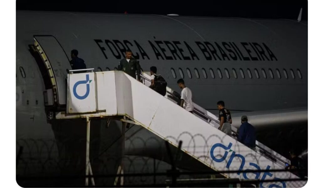 Brasileiros deportados dos EUA voaram algemados e ficaram 12 horas sem comer, diz secretária