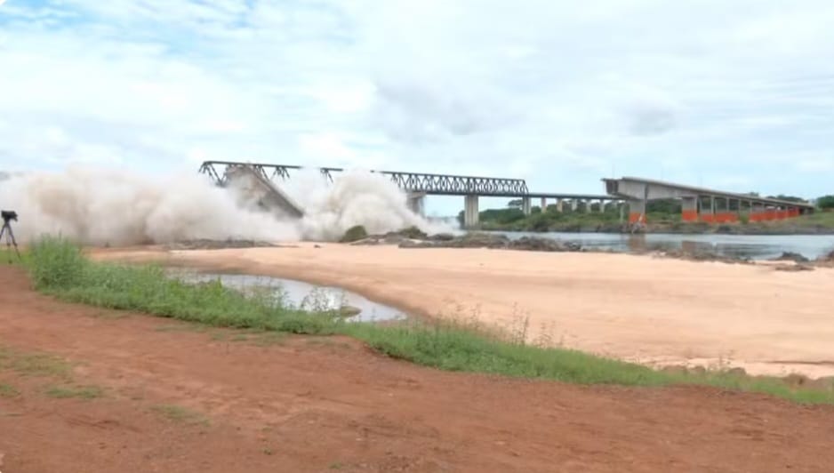 Implosão da estrutura que sobrou de ponte que desabou entre o Tocantins e o Maranhão